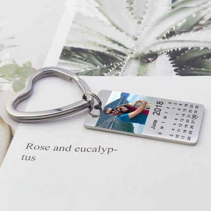 Chaveiro Personalizado com Foto de Aniversário e Design de Calendário